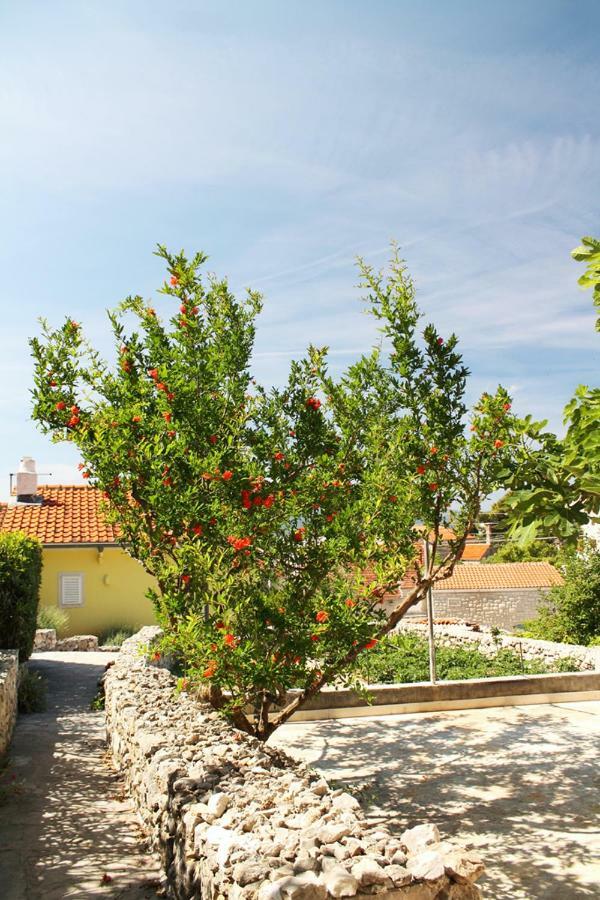 Apartments Nejasmic - Little House For Peaceful And Domestic Vacation Bol Exterior foto